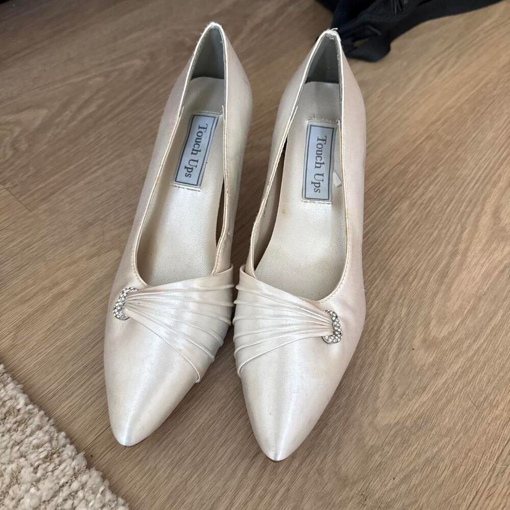 Touch-ups Women's Cream and Tan Courts